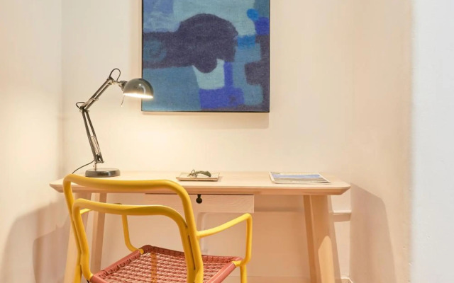 Sunny Pink Street Historical Apt, By TimeCooler