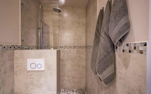 NEW The Yellow House - Renovated Monumental Penthouse