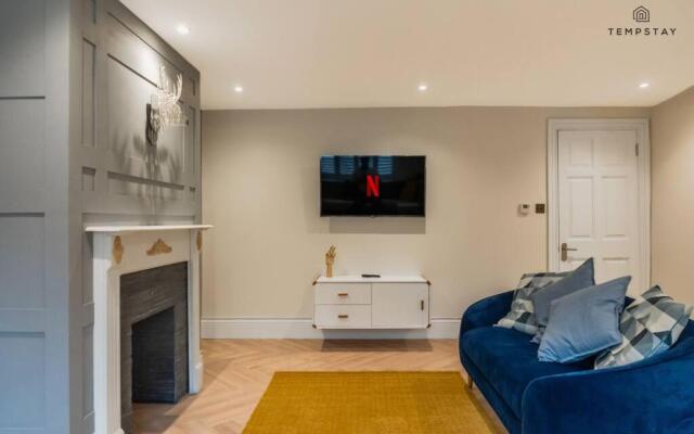 Stylish Home with Free Parking - 10 Mins To Legoland!