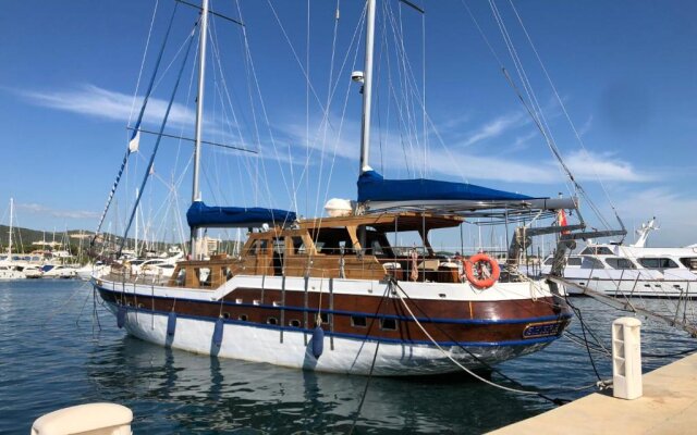 Un barco clásico con alma propia cerca de Barcelona