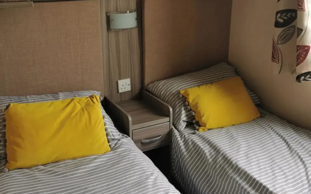 2 Bed Lodge Sleeps 6 -pets Ok -patio -free Parking
