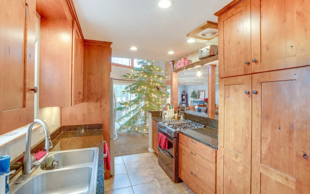 Idyllic Tahoe Home: 1 Mi to Heavenly Ski Resort!