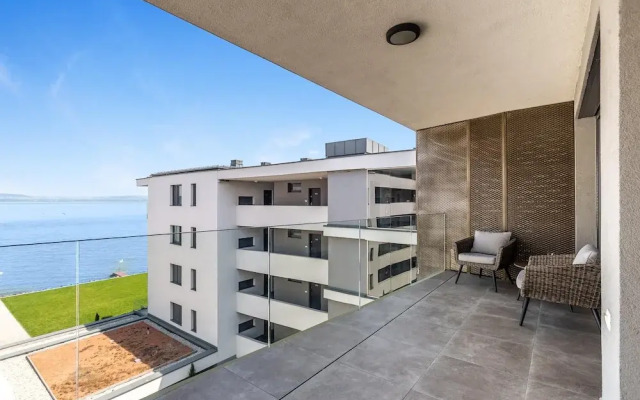 Lakefront Elegant Condo Lela