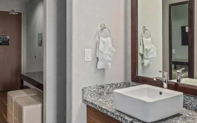 Home Inn and Suites Regina Airport