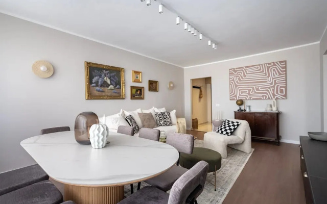 Views of all the Palaces 2BR Stunner