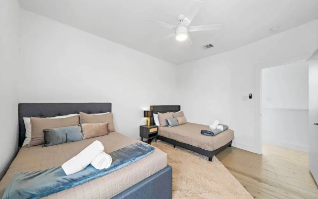Downtown Houston Townhome w/ Balcony + Yard!