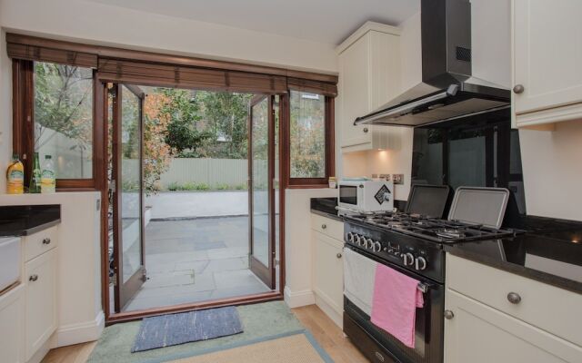 Garden Flat in Shepherds Bush