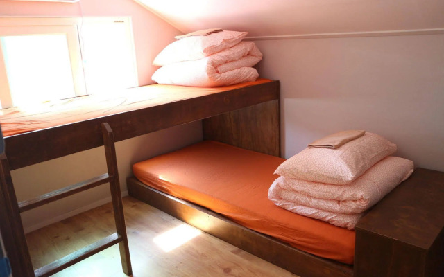 Zzzip Guest House - Hostel