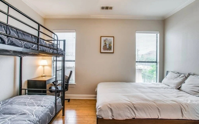 Stunning Oak Lawn Townhouse Close to everything