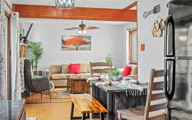 Stylish Renovated Home Open Layout, Coffee Bar + Near Hiking & Waterfalls