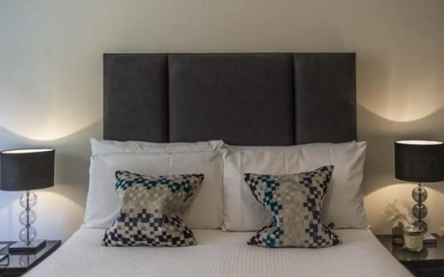 Modern Two Bedroom Apartment in Hammersmith - 207a, London