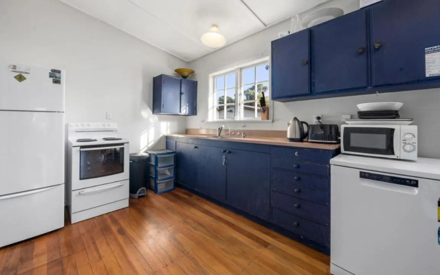 The Little Blue Bach - Waikanae Beach Holiday Home