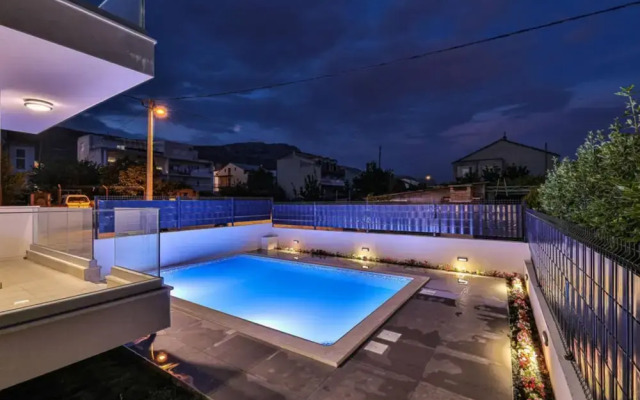 Expansive Retreat With Private Pool & Bbq, Near the Beach