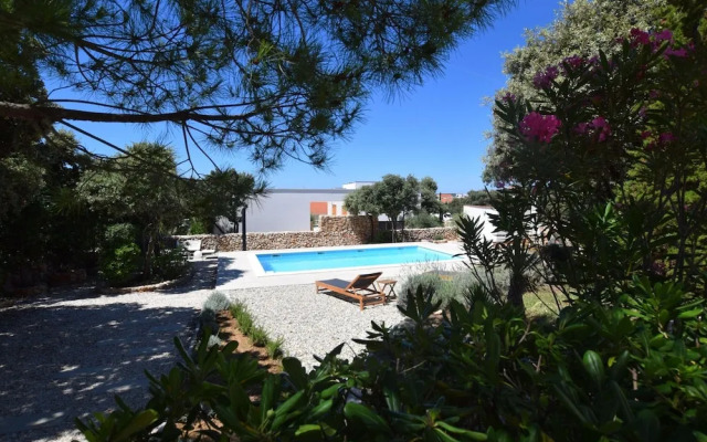 Not Detached Home With Swimming Pool for use