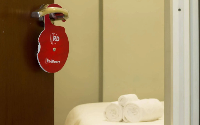 RedDoorz Plus near Pondok Indah Mall