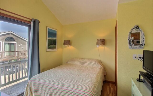 40 Hatteras Blew Studio Bedroom Condo by RedAwning