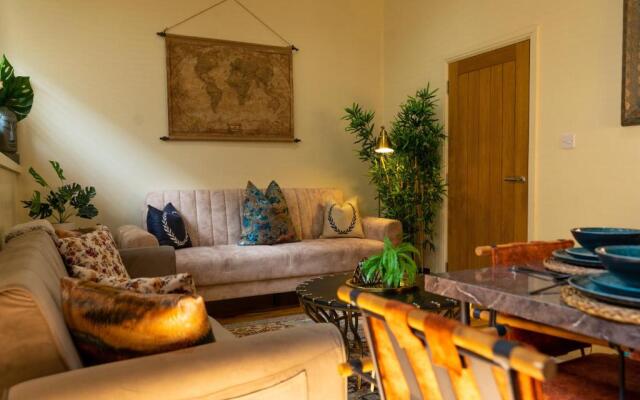 Luxury City Centre Getaway - Prime Location Sleeps 7!