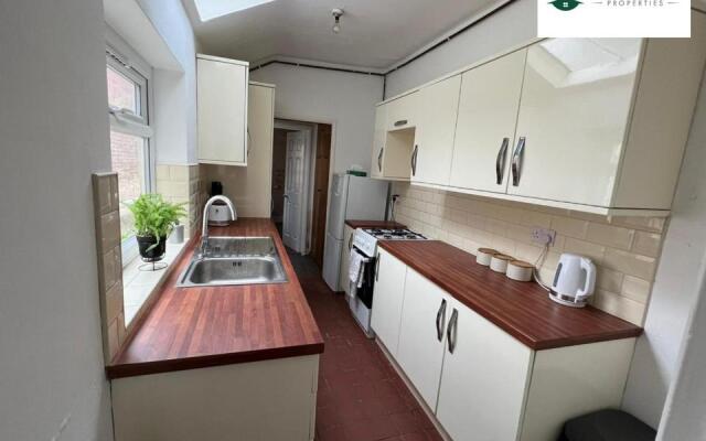 4 Bedroom 3 Bath House By Passionfruitproperties Opposite Coventry City Centre With Free Wi-fi & Garden