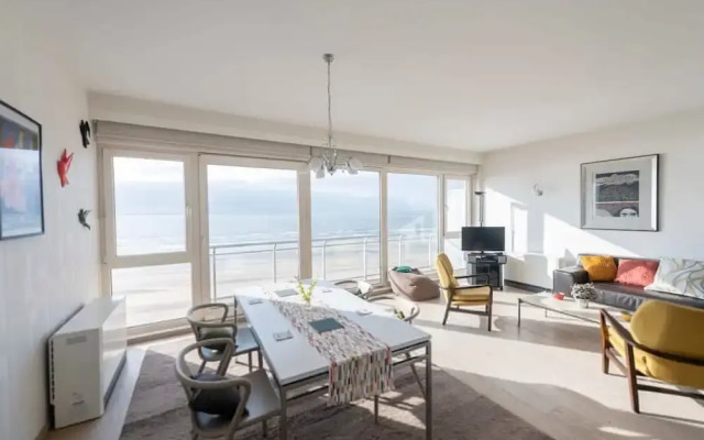 Seaview Apartment on the Beach - Free Parking