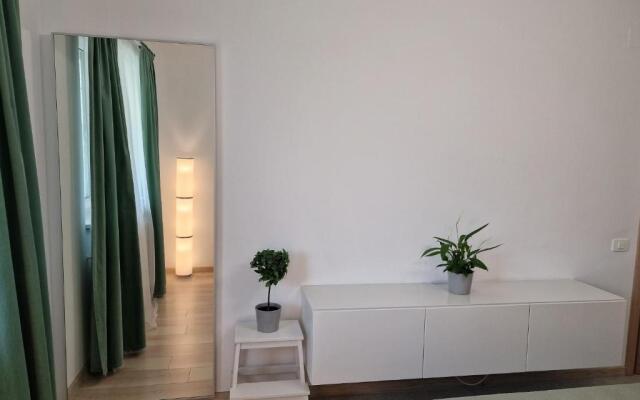 Amazing Apartament with Garden / Bucharest Airport Henri Coanda