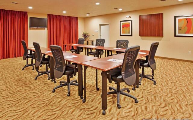 Holiday Inn Express & Suites Lincoln Airport by IHG