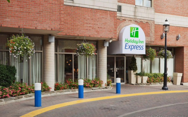 Holiday Inn Express Toronto - Downtown by IHG