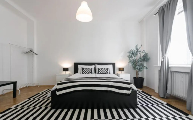 Operastreet Black & White