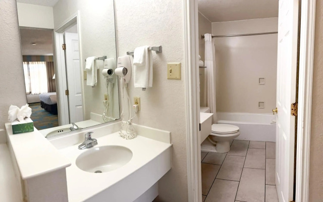 Отель Leonardo Boutique Opera