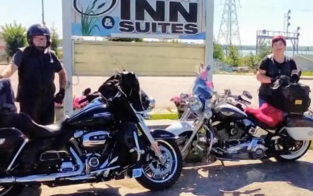 Shoreside Inn & Suites