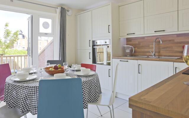 Modernly Furnished Holiday Home With Balcony, Near Felixstowe Beach