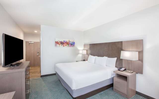 La Quinta Inn & Suites by Wyndham Dallas Duncanville