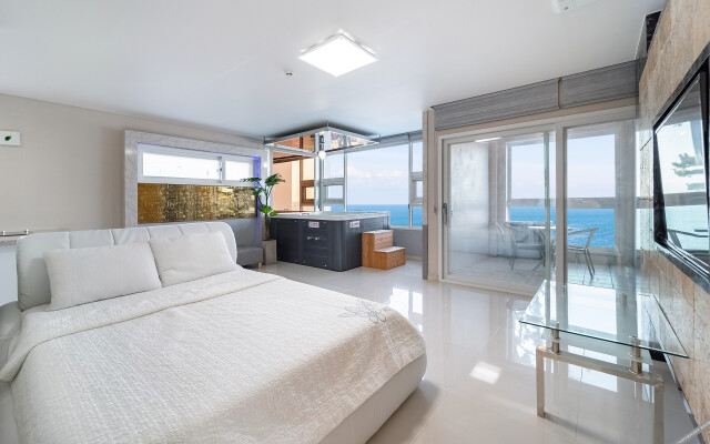Pohang Pinewave Sea & Spa Pension