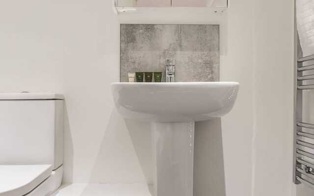 Modern and Bright 1 Bedroom Apartment