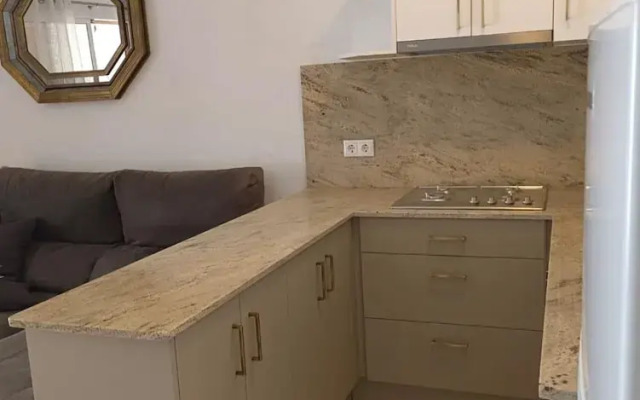 2-bed Apartment 10 min Drive to the Beach!