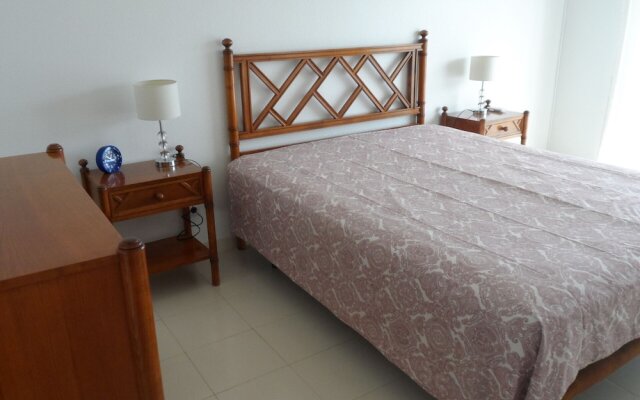 Apartamento Praia de Porches,izibookings