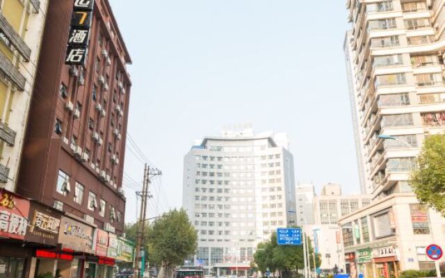 LUCK 7 Hotel (Yichang Wanda Plaza Visitor Center)