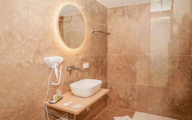 Central Hotel & Lounge Adult Only