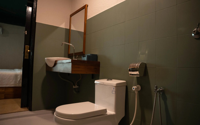 Room V @ Jalan Sultanah Near Bus Stop Batu Pahat