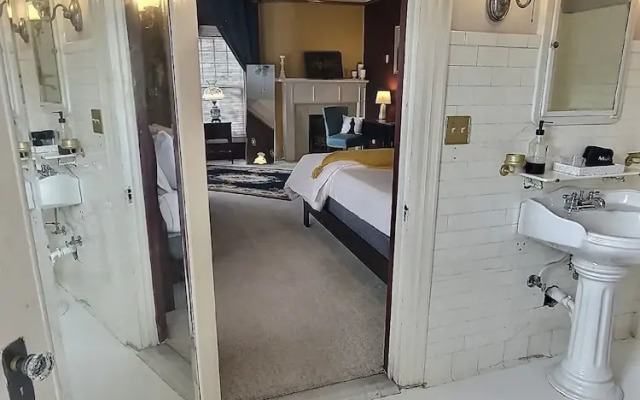 The Kings Throne Inn and Guest House