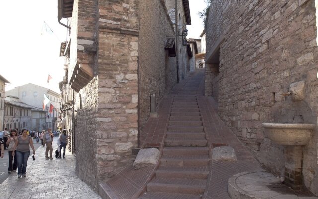 Loggia dei Maestri Comacini