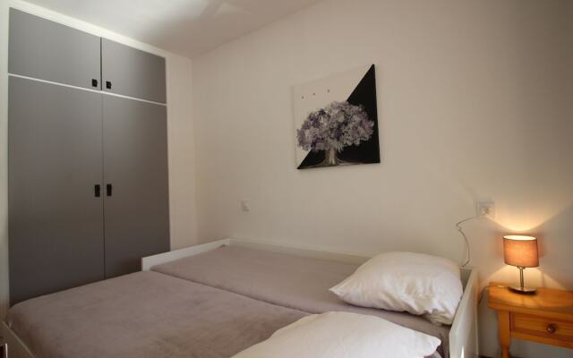 2 bedroom apartment within walking distance to the beach