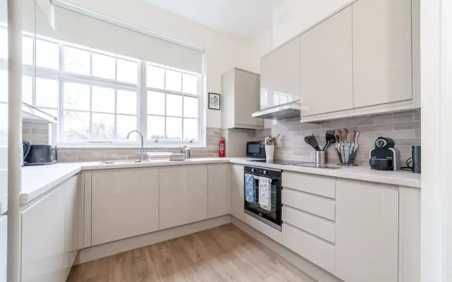 Spacious 3-bed flat by popular Waterloo