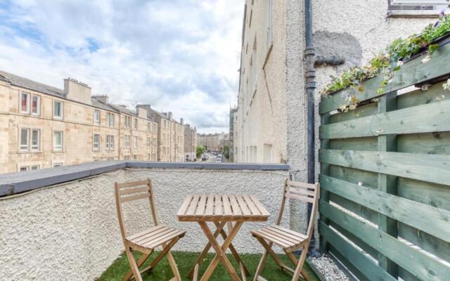 Central Bright 3 Bed Flat with Pool & Parking