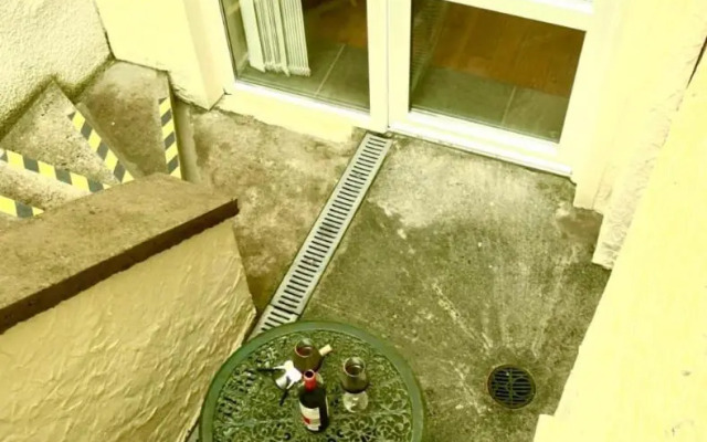 “Dragons Den” Centrally located Modern Apartment