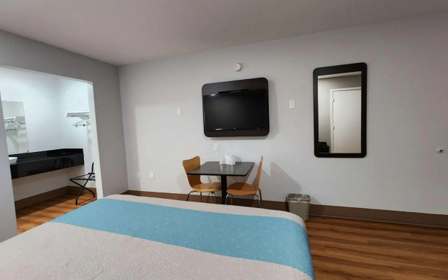 Motel 6 Webster, TX - Houston - Nasa Lake