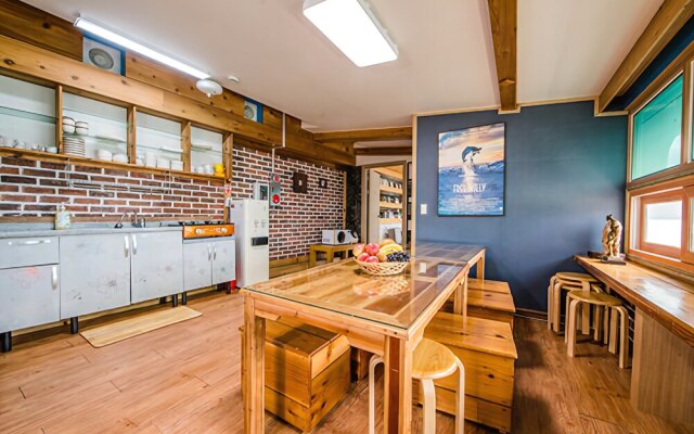 Yeosu White Village Pension