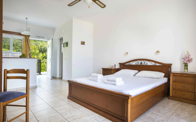 Stefanos Studios.. Above the beach of Lourdas