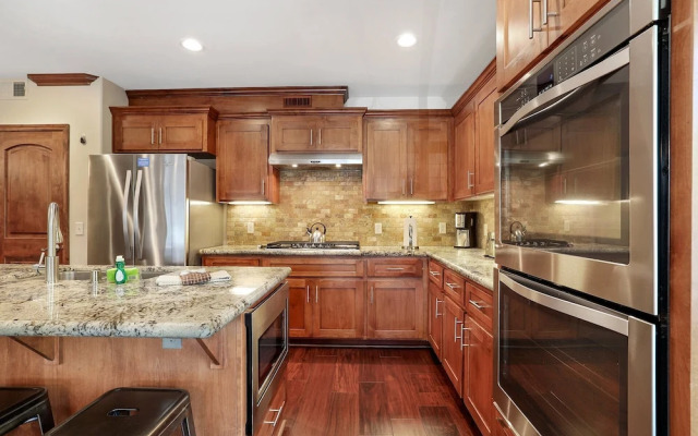 Tahoe Woods Villa - Walk to Beach and Gondola/ Heavenly Ski