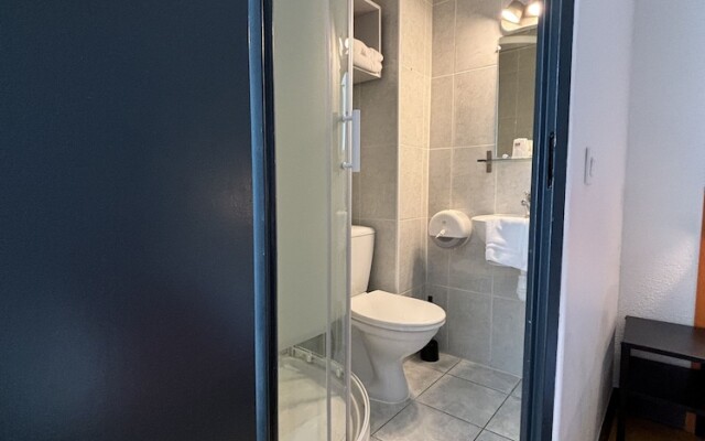 Hôtel Face West Le Pontet