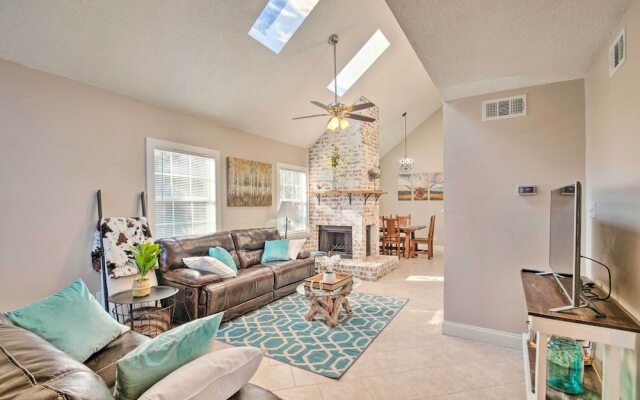Pet-friendly A-frame Retreat Near Dtwn + Beaches!